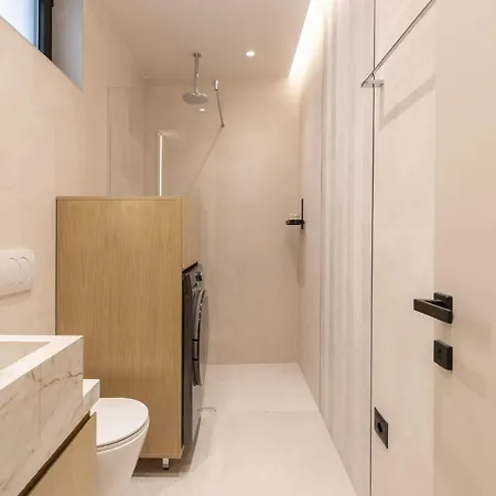 Inn, New Bazaar * Tirana